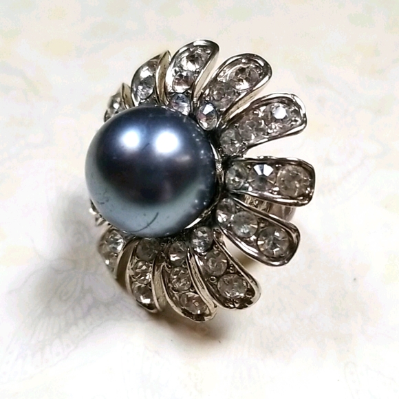 Vintage Faux Pearl and Rhinestone Flower Ring SZ 6 - Picture 8 of 16